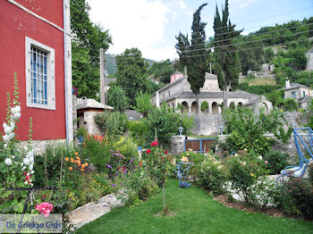 Tuin Hotel Porfyron foto 1 in Ano Pedina - Zagori Epirus - Foto van https://www.grieksegids.nl/fotos/griekse-gidsnl/350pixels/zagoria-epirus-250.jpg
