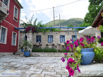 Het mooie hotel Porfyron in Ano Pedina - Zagori Epirus - Foto van https://www.grieksegids.nl/fotos/griekse-gidsnl/350pixels/zagoria-epirus-252.jpg