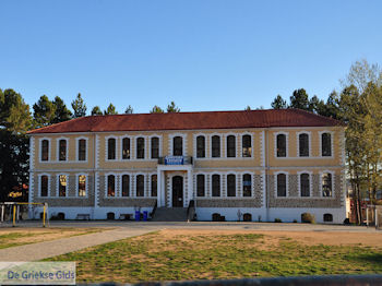 Basisschool Arnaia foto 1 |Athos gebied Chalkidiki | Griekenland - Foto van https://www.grieksegids.nl/fotos/griekse-gidsnl/chalkidiki350/athos-gebied-chalkidiki-025.jpg