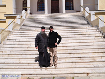 Op de foto met Gerontas Onisimos in Karyes | Athos gebied Chalkidiki | Griekenland - Foto van https://www.grieksegids.nl/fotos/griekse-gidsnl/chalkidiki350/athos-gebied-chalkidiki-212.jpg