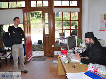 Vader Ioakeim, werkzaam in het koeriers kantoor in Karyes (Athos) foto 1 | Athos gebied Chalkidiki | Griekenland - Foto van https://www.grieksegids.nl/fotos/griekse-gidsnl/chalkidiki350/athos-gebied-chalkidiki-293.jpg