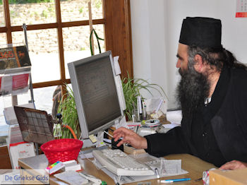 Vader Ioakeim, werkzaam in het koeriers kantoor in Karyes (Athos) foto 2 | Athos gebied Chalkidiki | Griekenland - Foto van https://www.grieksegids.nl/fotos/griekse-gidsnl/chalkidiki350/athos-gebied-chalkidiki-294.jpg