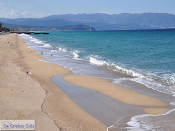 Zandstrand Ierissos foto 1 | Athos gebied Chalkidiki | Griekenland - Foto van https://www.grieksegids.nl/fotos/griekse-gidsnl/chalkidiki350/athos-gebied-chalkidiki-383.jpg