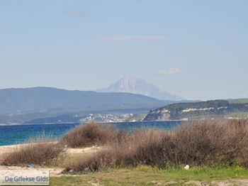 Nea Roda gezien vanaf Ierissos | Mount Athos auf de achtergrond | Athos gebied Chalkidiki | Griechenland - Foto von GriechenlandWeb.de