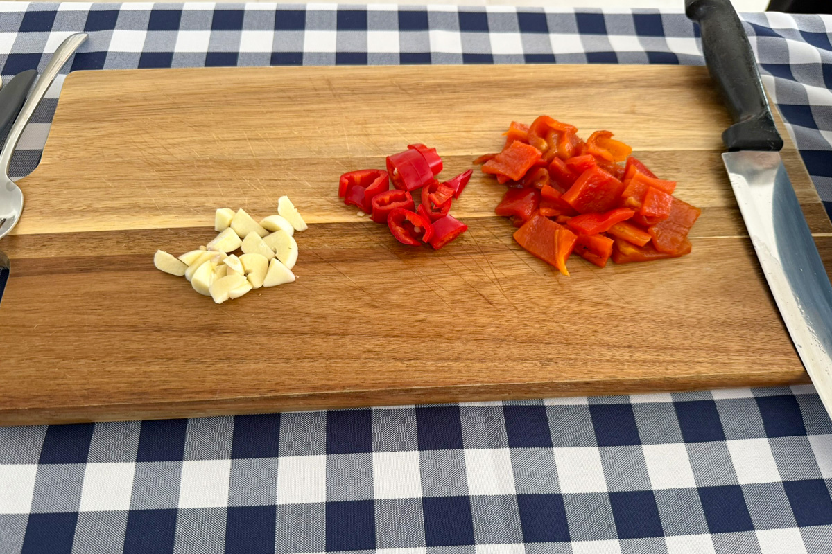 Pepers, paprika en knoflook kleinsnijden