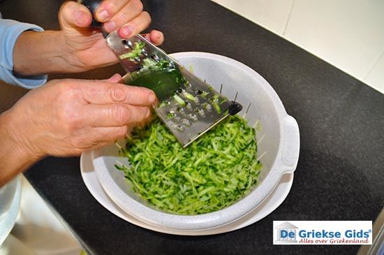 Tzatziki komkommer raspen