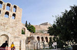 GriechenlandWeb.de Herodes Atticus Odeion, de Stoa van Eumenes und bovenop Het Parthenon - Foto GriechenlandWeb.de