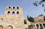 GriechenlandWeb.de Herodes Atticus Odeion(links), de Stoa van Eumenes(rechts) und bovenop Het Parthenon - Foto GriechenlandWeb.de