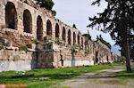 GriechenlandWeb.de De Stoa van Eumenes naast het Herodes Atticus theater - Foto GriechenlandWeb.de