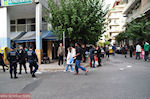 GriechenlandWeb Politie probeerd de orde te handhaven aan de Zinonos straat - Foto GriechenlandWeb.de