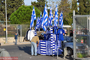 Verkoop van Griekse vlaggen, sjaals en voetbalshirts - Foto van https://www.grieksegids.nl/fotos/grieksegidsinfo-fotomap/athene/350pix/athene-griekenland-10-mid.jpg