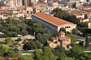 De Agioi Apostoloi kerk met daarachter de Stoa van Attalos - Foto van https://www.grieksegids.nl/fotos/grieksegidsinfo-fotomap/athene/350pix/athene-griekenland-104-mid.jpg
