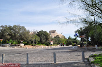 Het park aan de voet van de Akropolis - Foto van https://www.grieksegids.nl/fotos/grieksegidsinfo-fotomap/athene/350pix/athene-griekenland-107-mid.jpg
