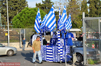 Verkoop van Griekenland vlaggen, sjaals en voetbalshirts - Foto van https://www.grieksegids.nl/fotos/grieksegidsinfo-fotomap/athene/350pix/athene-griekenland-11-mid.jpg