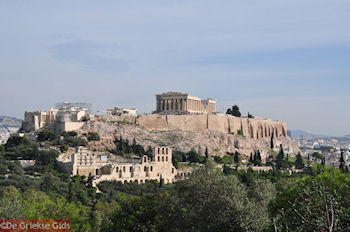 Het Akropolis-complex gezien vanaf de Philopapou heuvel - Foto van https://www.grieksegids.nl/fotos/grieksegidsinfo-fotomap/athene/350pix/athene-griekenland-111-mid.jpg