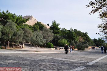 De Dionysiou Aeropagitou straat - Foto van https://www.grieksegids.nl/fotos/grieksegidsinfo-fotomap/athene/350pix/athene-griekenland-122-mid.jpg