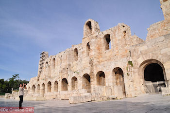 De voorkant van het Herodes Atticus Odeion - Foto van https://www.grieksegids.nl/fotos/grieksegidsinfo-fotomap/athene/350pix/athene-griekenland-123-mid.jpg