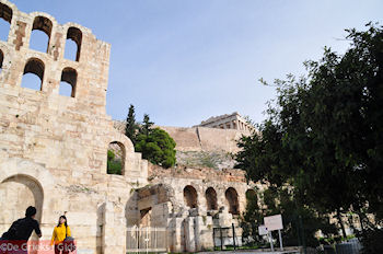 Herodes Atticus Odeion, de Stoa van Eumenes en bovenop Het Parthenon - Foto van https://www.grieksegids.nl/fotos/grieksegidsinfo-fotomap/athene/350pix/athene-griekenland-124-mid.jpg