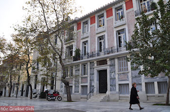Neolassike gebouwen op de Dionysiou Aeropagitou straat - Foto van https://www.grieksegids.nl/fotos/grieksegidsinfo-fotomap/athene/350pix/athene-griekenland-127-mid.jpg