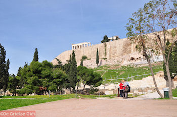 Ingang Dionysos theater ten zuidoosten van de Akropolis - Foto van https://www.grieksegids.nl/fotos/grieksegidsinfo-fotomap/athene/350pix/athene-griekenland-133-mid.jpg