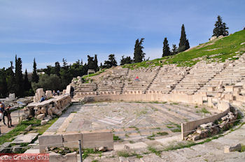 Het oudste theater, het theater van Dionysos - Foto van https://www.grieksegids.nl/fotos/grieksegidsinfo-fotomap/athene/350pix/athene-griekenland-135-mid.jpg