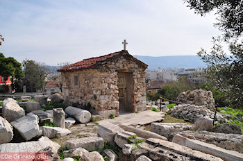 Klein kerkje naast Dionysos theater - Foto van https://www.grieksegids.nl/fotos/grieksegidsinfo-fotomap/athene/350pix/athene-griekenland-136-mid.jpg