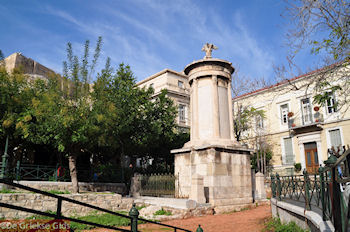 Het Lysikrates-monument in Plaka - Foto van https://www.grieksegids.nl/fotos/grieksegidsinfo-fotomap/athene/350pix/athene-griekenland-142-mid.jpg