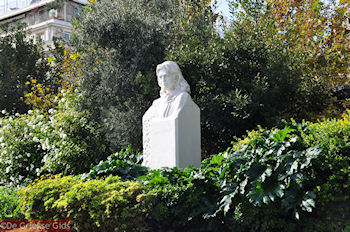Melina Merkouri monument op de Syggrou Avenue - Foto van https://www.grieksegids.nl/fotos/grieksegidsinfo-fotomap/athene/350pix/athene-griekenland-144-mid.jpg