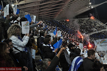 Griekenland-Oekraine, de supporters hadden er zin in. - Foto van https://www.grieksegids.nl/fotos/grieksegidsinfo-fotomap/athene/350pix/athene-griekenland-15-mid.jpg