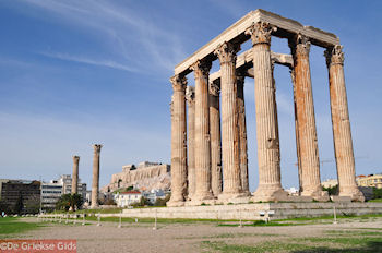 De hoge zuilen van de Zeus Olympius tempel - Foto van https://www.grieksegids.nl/fotos/grieksegidsinfo-fotomap/athene/350pix/athene-griekenland-151-mid.jpg