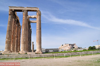 De Akropolis gezien vanaf de Zeus Olympius tempel - Foto van https://www.grieksegids.nl/fotos/grieksegidsinfo-fotomap/athene/350pix/athene-griekenland-154-mid.jpg