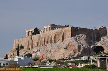 Akropolis vanaf de Adrianus poort - Foto van https://www.grieksegids.nl/fotos/grieksegidsinfo-fotomap/athene/350pix/athene-griekenland-155-mid.jpg