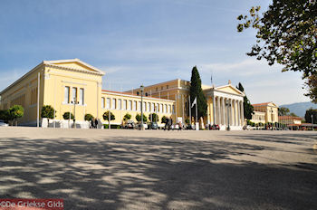 De tuinen van het Zappeion Megaron - Foto van https://www.grieksegids.nl/fotos/grieksegidsinfo-fotomap/athene/350pix/athene-griekenland-156-mid.jpg