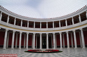 De binnenplaats van het Zappeion Megaron - Foto van https://www.grieksegids.nl/fotos/grieksegidsinfo-fotomap/athene/350pix/athene-griekenland-163-mid.jpg