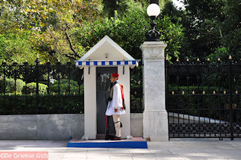 Tsolias (Evzon) bij het Presidentieel Paleis - Foto van https://www.grieksegids.nl/fotos/grieksegidsinfo-fotomap/athene/350pix/athene-griekenland-168-mid.jpg