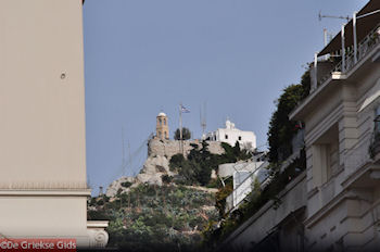 De Agios Georgios kerk op de top van Likavitos - Foto van https://www.grieksegids.nl/fotos/grieksegidsinfo-fotomap/athene/350pix/athene-griekenland-173-mid.jpg
