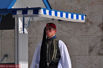 De Griekse Tsolias - Foto van https://www.grieksegids.nl/fotos/grieksegidsinfo-fotomap/athene/350pix/athene-griekenland-181-mid.jpg