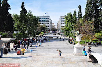 Syntagmaplein Athene  - Plein van de Grondwet - Foto van https://www.grieksegids.nl/fotos/grieksegidsinfo-fotomap/athene/350pix/athene-griekenland-186-mid.jpg