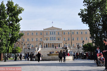 Het Griekse Parlement vanaf het Syntagmaplein - Foto van https://www.grieksegids.nl/fotos/grieksegidsinfo-fotomap/athene/350pix/athene-griekenland-188-mid.jpg