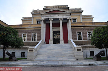 Nationaal Historisch Museum Athene aan de Stadiou str. - Foto van https://www.grieksegids.nl/fotos/grieksegidsinfo-fotomap/athene/350pix/athene-griekenland-190-mid.jpg