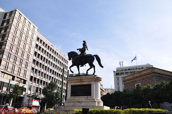 Monument van de Griekse held Kolokotronis - Foto van https://www.grieksegids.nl/fotos/grieksegidsinfo-fotomap/athene/350pix/athene-griekenland-191-mid.jpg