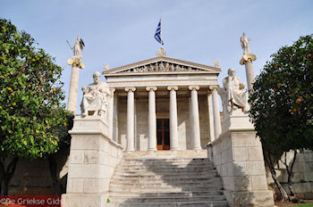 Academie Athene: Links Platon en rechts Socrates - Foto van https://www.grieksegids.nl/fotos/grieksegidsinfo-fotomap/athene/350pix/athene-griekenland-195-mid.jpg