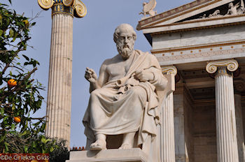Beeld van Platon (2m 40 cm): Academie Athene - Foto van https://www.grieksegids.nl/fotos/grieksegidsinfo-fotomap/athene/350pix/athene-griekenland-196-mid.jpg