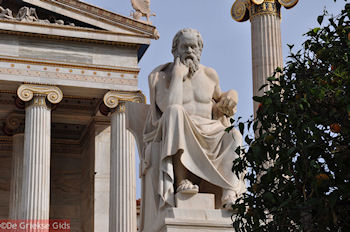Beeld van Socrates (2m 40 cm): Academie Athene - Foto van https://www.grieksegids.nl/fotos/grieksegidsinfo-fotomap/athene/350pix/athene-griekenland-197-mid.jpg