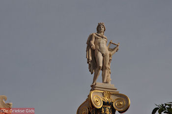 Beeld van Apollo (3m 71 cm): Academie Athene - Foto van https://www.grieksegids.nl/fotos/grieksegidsinfo-fotomap/athene/350pix/athene-griekenland-198-mid.jpg