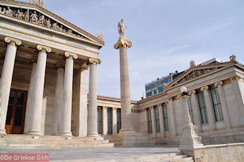 Academie Athene: God Apollon op de lange zuil - Foto van https://www.grieksegids.nl/fotos/grieksegidsinfo-fotomap/athene/350pix/athene-griekenland-201-mid.jpg