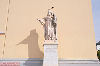 Beeld aan de voorkant van de Atheense universiteit - Foto van https://www.grieksegids.nl/fotos/grieksegidsinfo-fotomap/athene/350pix/athene-griekenland-204-mid.jpg