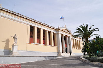 De Universiteit van Athene - Foto van https://www.grieksegids.nl/fotos/grieksegidsinfo-fotomap/athene/350pix/athene-griekenland-206-mid.jpg
