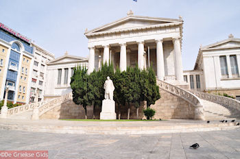 De Nationale Bibliotheek van Athene - Foto van https://www.grieksegids.nl/fotos/grieksegidsinfo-fotomap/athene/350pix/athene-griekenland-207-mid.jpg