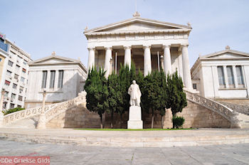 De voorkant van de Nationale Bibliotheek van Athene - Foto van https://www.grieksegids.nl/fotos/grieksegidsinfo-fotomap/athene/350pix/athene-griekenland-208-mid.jpg